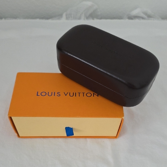 Louis Vuitton Navy and Gold Round Sunglasses - Picture 9 of 11